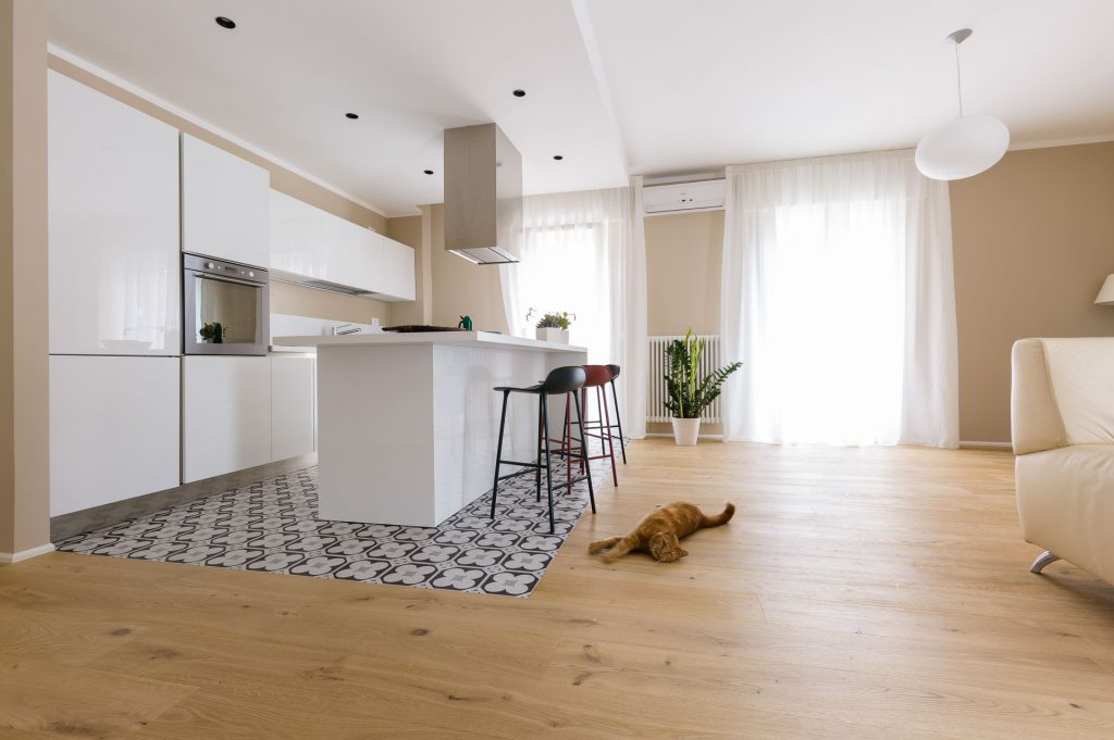 Open-space: 6 idee per dividere cucina e soggiorno